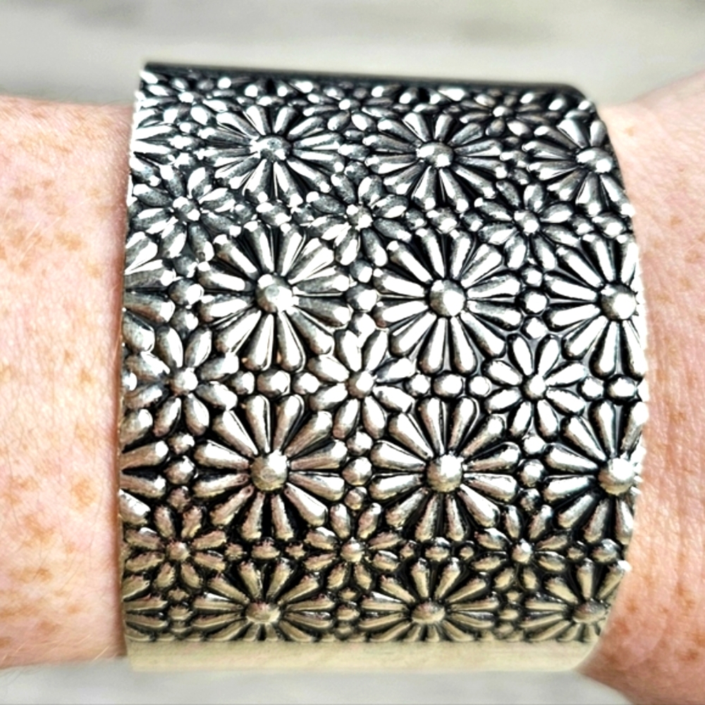 Boho Indie Dasiy Metal Cuff Bracelet - Picture 5 of 7